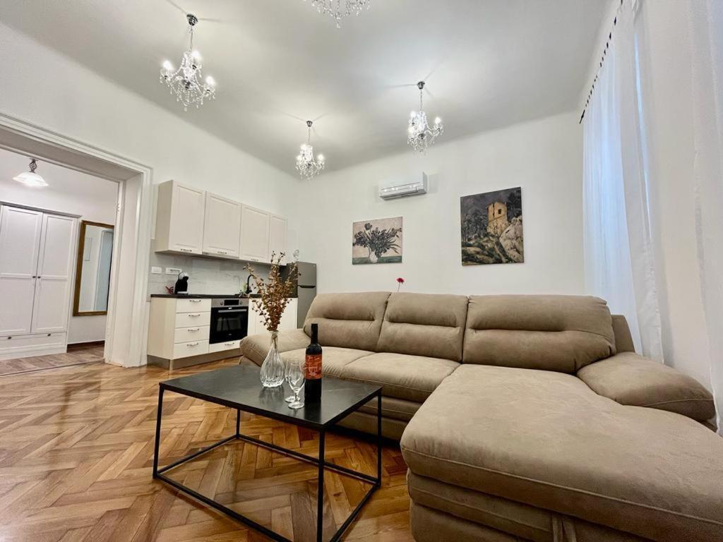 Lux Apartmans Apartment พูลา ภายนอก รูปภาพ