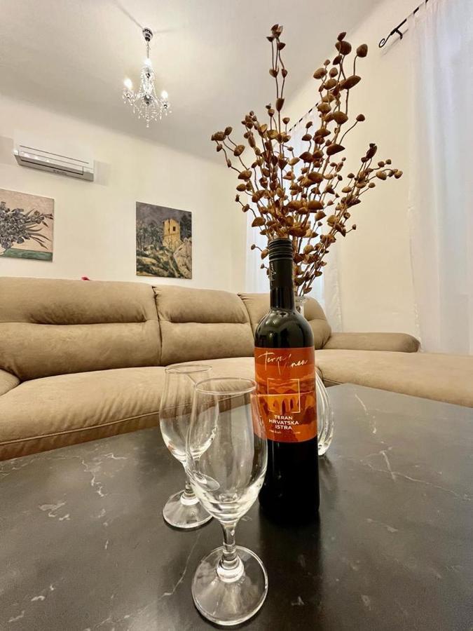 Lux Apartmans พูลา ภายนอก รูปภาพ